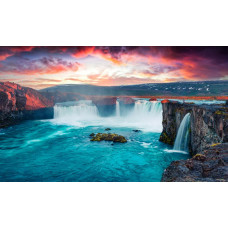 De majestueuze Godafoss-waterval in IJsland, vastgelegd op een natuurgetrouw fotobehang.