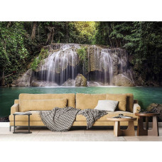 Een fotobehang van de Erawan waterval in Thailand, Kanchanaburi in een woonkamer met vliesbehang.