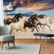 Een fotobehang met galopperende paarden in een woonkamer.