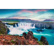 Fotobehang van de Goðafoss-waterval in IJsland, waar het water met kracht naar beneden stort te midden van een ruig landschap.