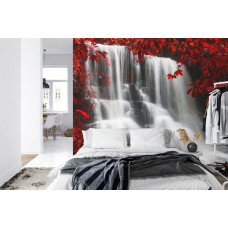 Een rustgevend fotobehang met een waterval omgeven door herfstnatuur, geschikt voor een slaapkamer.