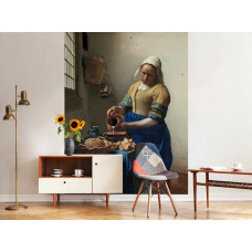 Fotobehang met het iconische schilderij Het Melkmeisje van Vermeer in een stijlvolle woonkamer.