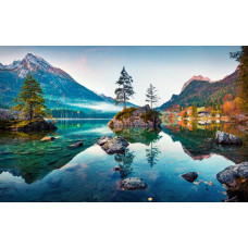 Het fotobehang toont de magie van het Hintersee-meer, met omliggende bergen en een weelderige natuur.