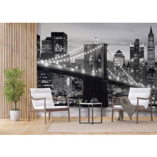 Een zwart-wit fotobehang van de iconische Brooklyn Bridge in New York stad in een woonkamer.