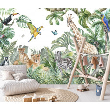 Een babykamer met een fotobehang van dieren zoals een olifant, giraffe, zebra, leeuw, papegaai, ringstaartmaki en een toekan in de jungle.