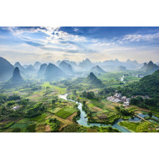 Fotobehang van het karstgebergte in het dorpje Yangshuo, China, met bergen die oprijzen boven een pittoresk landschap.