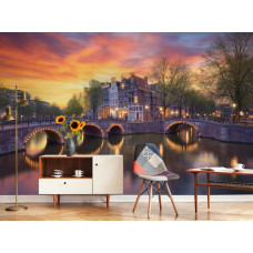 Fotobehang met oude herenhuizen op de hoek van de Keizersgracht en Leidsegracht in Amsterdam, met verlichte bruggetjes die de avond verlichten, weergegeven in de slaapkamer.