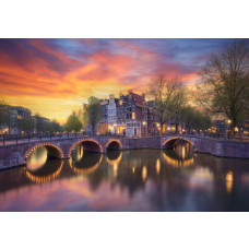 Fotobehang met oude herenhuizen op de hoek van de Keizersgracht en Leidsegracht in Amsterdam, met verlichte bruggetjes die de avond verlichten.