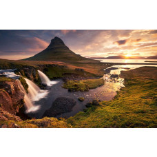 Fotobehang van de Kirkjufell berg en waterval in IJsland, perfect voor natuurliefhebbers.