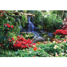 Fotobehang van een kleurrijke jungle met waterval, tuin, bloemen en groene planten.