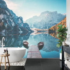 Een adembenemend fotobehang van Lago di Braies, met kalm water en natuurlijke details, ideaal voor een badkamer.