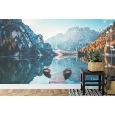 Een betoverend fotobehang van Lago di Braies in Zuid-Tirol, met een serene bergmeeromgeving, ideaal voor een slaapkamer.