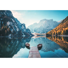 Lago di Braies in Zuid-Tirol, afgebeeld op een fotobehang, met helderblauw water en omringende bergen.