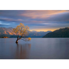 Een fotobehang van een magische zonsondergang bij een bergmeer.