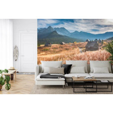 Een fotobehang met een spectaculair berglandschap in de natuur, perfect voor een huiskamer.