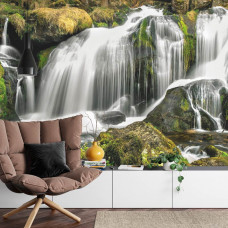 Een inspirerend fotobehang van een waterval omgeven door bergen en bos, perfect voor een huiskamer.