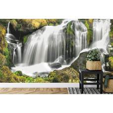 Een indrukwekkend fotobehang van een waterval met natuurlijke details in een bergachtig bos, perfect voor een keuken.