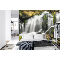 Een serene weergave van een waterval in een bosrijke omgeving, ideaal voor een slaapkamer.