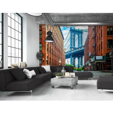 Een fotobehang van de Manhattan Bridge tussen gebouwen, gezien vanuit Washington Street in Brooklyn, ideaal voor een woonkamer.