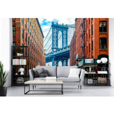 Een fotobehang van de Manhattan Bridge in een stedelijke omgeving, passend in een woonkamer.