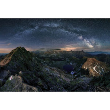 De melkweg die boven bergen en sterren schijnt, prachtig afgebeeld op dit natuurgetrouwe fotobehang.