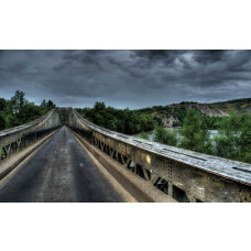 Industriële stalen brug over een bergachtig landschap in 3D op fotobehang.