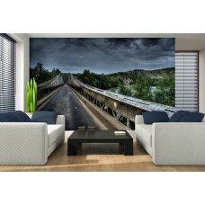 Een fotobehang met een industriėle stalen brug in een 3D-berglandschap, perfect voor de woonkamer.