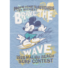 Mickey Brave the Wave fotobehang met Mickey Mouse die op een surfplank door de oceaan golft, met speelse watergolven op de achtergrond.