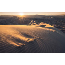 Uitgestrekte zandduinen en een woestijnlandschap van de Mojavewoestijn, perfect weergegeven op dit fotobehang.