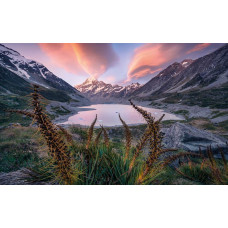 Een majestueus berglandschap met een kalm meer, geïnspireerd door Lord of the Mountains, vastgelegd op dit fotobehang.