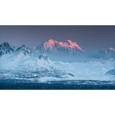 Het ijsberglandschap van Mount Stevens in Alaska, ideaal vastgelegd in dit fotobehang voor een koele en serene sfeer.