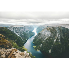 Fotobehang van de Naeroyfjord in Noorwegen, waar de bergen en rivier samenkomen in een ongerept natuurlandschap.