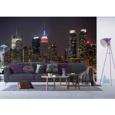 Een woonkamer met een fotobehang van de skyline van New York in de Nacht en zijn verlichte wolkenkrabbers.