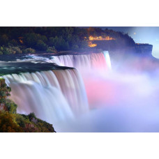 Fotobehang van de Niagarawatervallen, waar het water met kracht naar beneden stort en het omliggende landschap domineert.