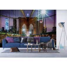 Fotobehang met de verlichte Brooklyn Bridge in New York in de avond in een stijlvolle woonkamer.