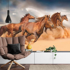 Een fotobehang met galopperende paarden aan het strand met een woestijnachtige achtergrond, weergegeven in een huiskamer.