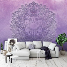 Een fotobehang van een paarse mandala met abstracte kunst geschikt voor woonkamer en slaapkamer.