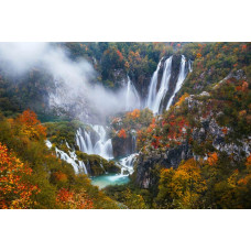 Fotobehang van de Plitvicemeren in Kroatië, waar watervallen door een weelderig nationaal park stromen.