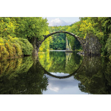 Fotobehang van de Rakotzbrug, ook wel duivelsbrug, een cirkelvormige brug in Kromlau, Duitsland.