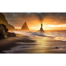 Red Planet Reynisdrangar fotobehang met een strandlandschap in IJsland.