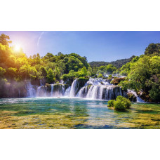 Fotobehang van de Skradinski Buk-waterval in Krka National Park, waar het water door een weelderig groen bos stroomt.