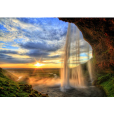 Fotobehang van een sprookjesachtige waterval, zonsondergang, bergen en natuurlandschap.