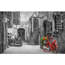 Een steeg in Toscane, Italië, met pittoreske straatjes en historische architectuur, afgebeeld op fotobehang.