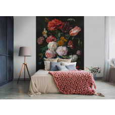 Een slaapkamer met een fotobehang van een stilleven met bloemen in een glazen vaas door Jan Davidsz de Heem, Rijksmuseum.