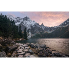 Fotobehang van het Tatra National Park met het Marine Eye meer, omringd door majestueuze bergen en een ongerept landschap.