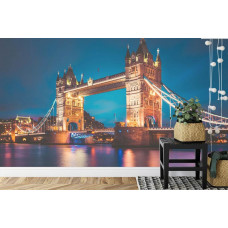 Een fotobehang met de iconische Tower Bridge, weergegeven in een huiskamer.