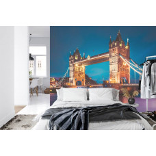 Een fotobehang met de Tower Bridge, afgebeeld in een slaapkamer.