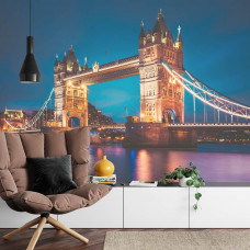 Een fotobehang met de Tower Bridge in Londen, afgebeeld in een woonkamer.