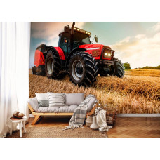 Een woonkamer met een fotobehang van een tractor op het land; een krachtige tractor maakt strobalen op een akker.