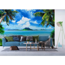 Een fotobehang van een tropische droom met een strand, zee en palmbomen in een woonkamer met vliesbehang.